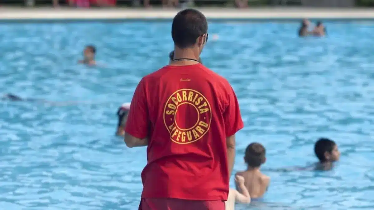 ¿Es obligatorio tener socorristas en piscinas comunitarias?