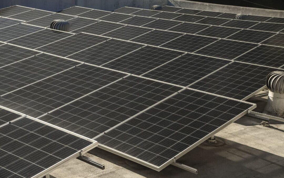 Quiero instalar placas solares en mi comunidad de vecinos. ¿Qué pasos debo seguir?